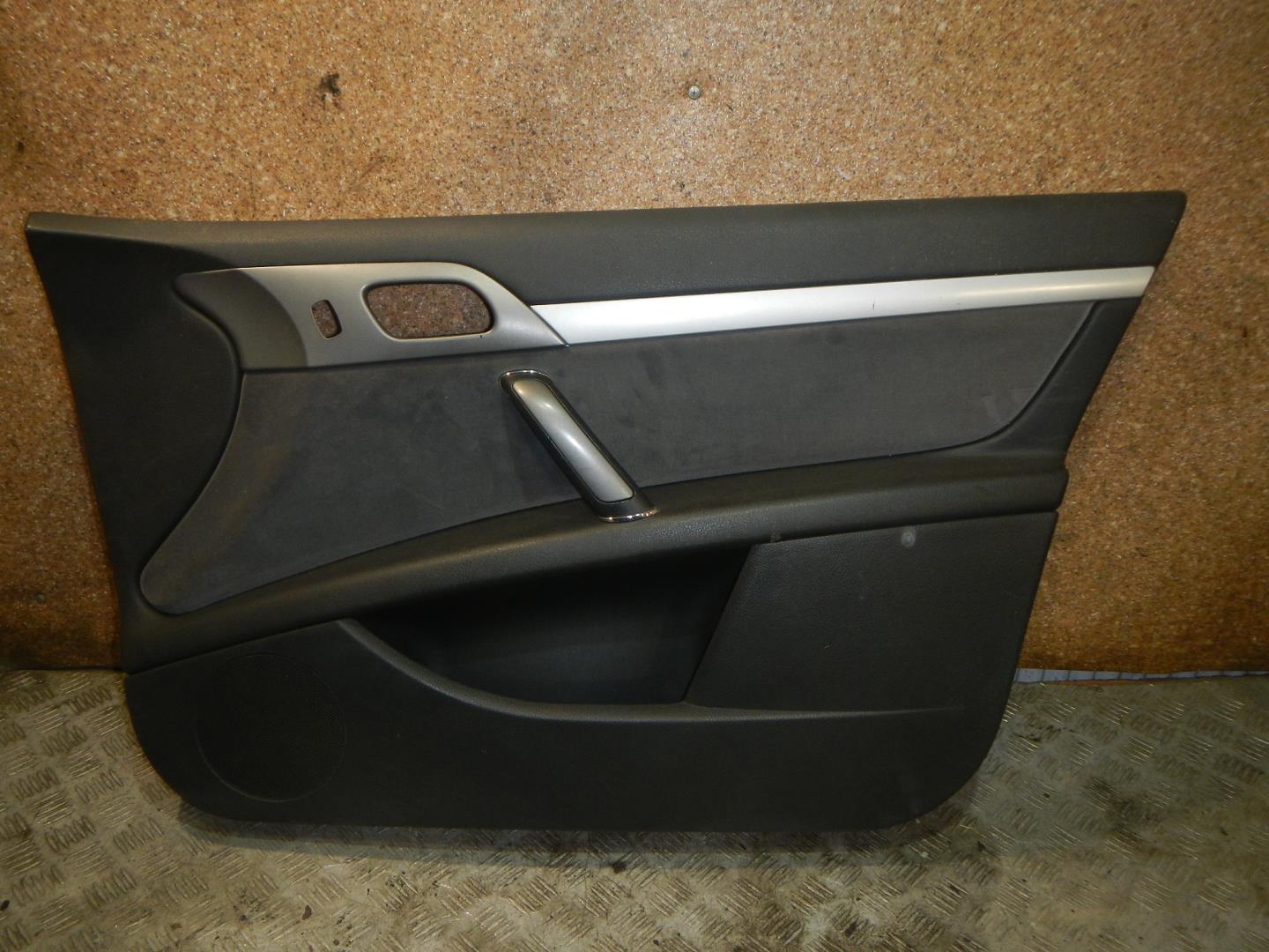 Обшивка двери передней правой