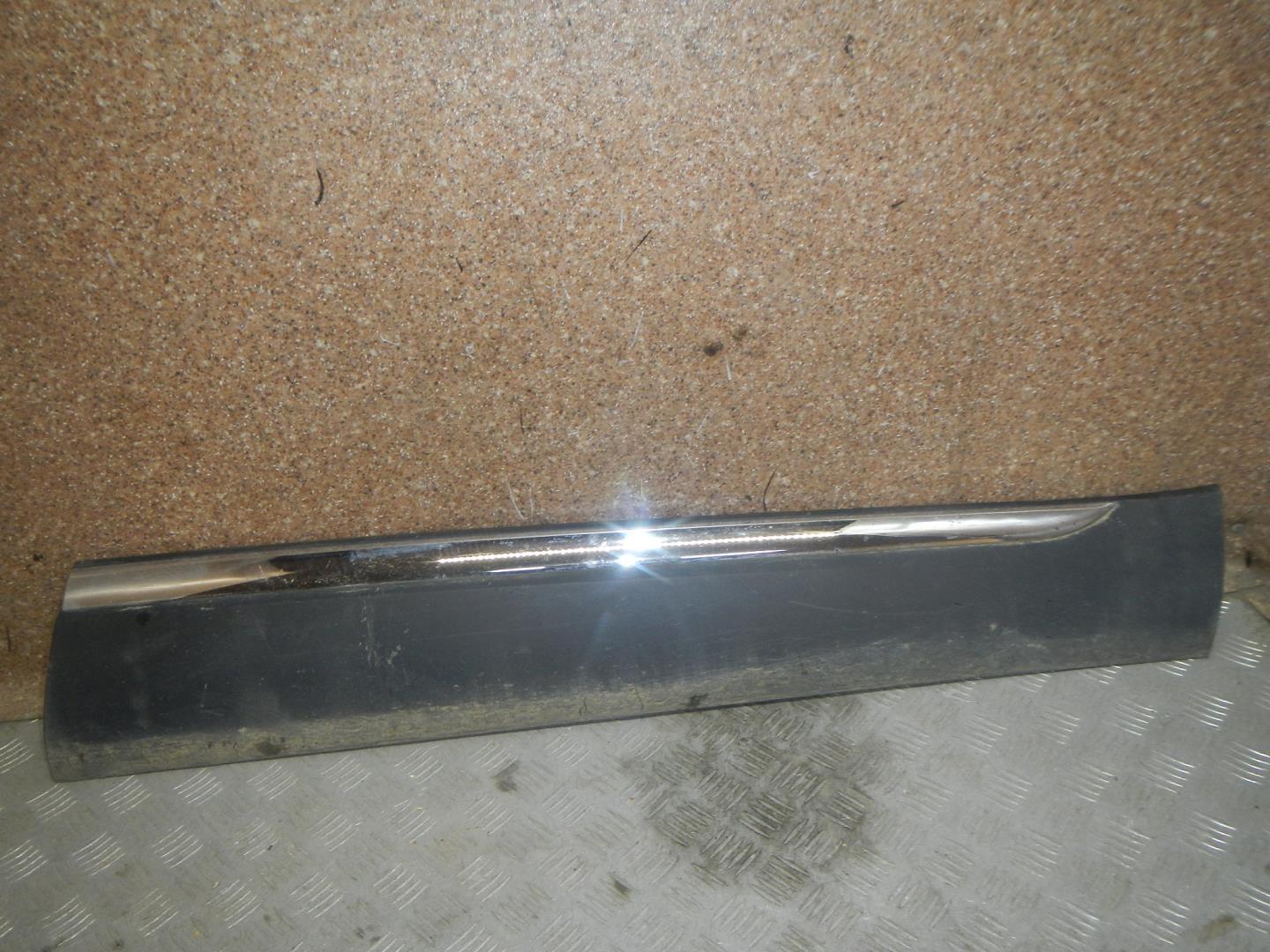 Молдинг передней правой двери