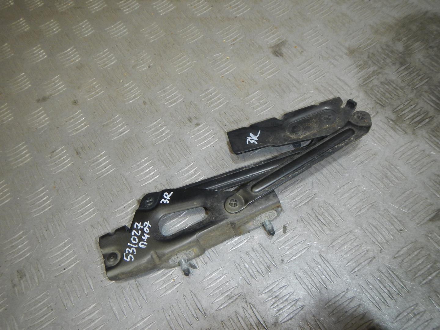 Петля крышки багажника