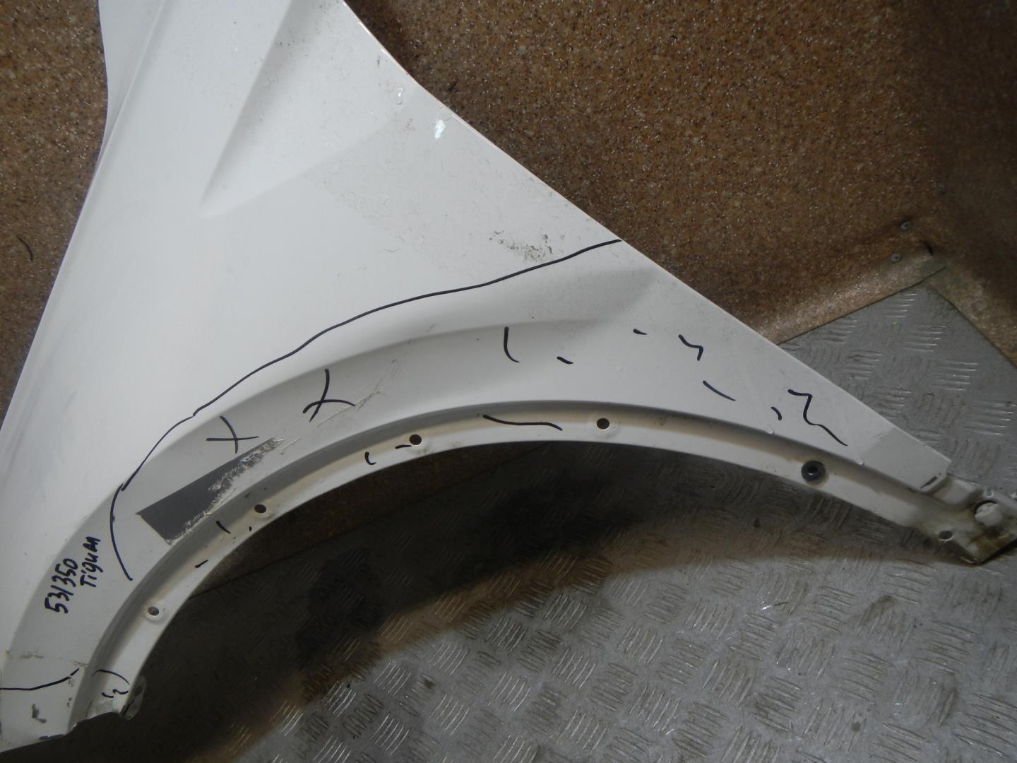 Крыло переднее левое