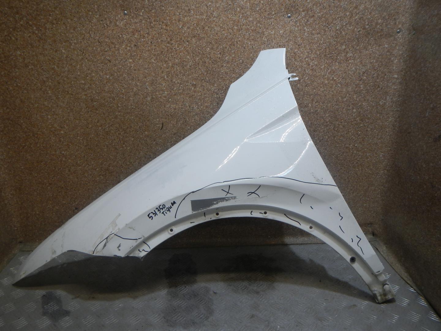 Крыло переднее левое