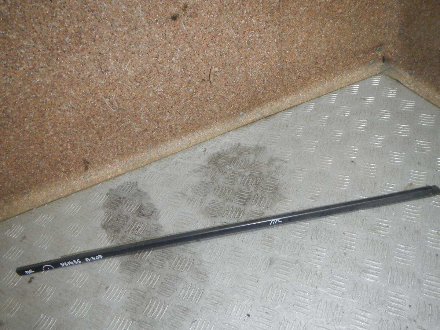 Накладка стекла переднего правого