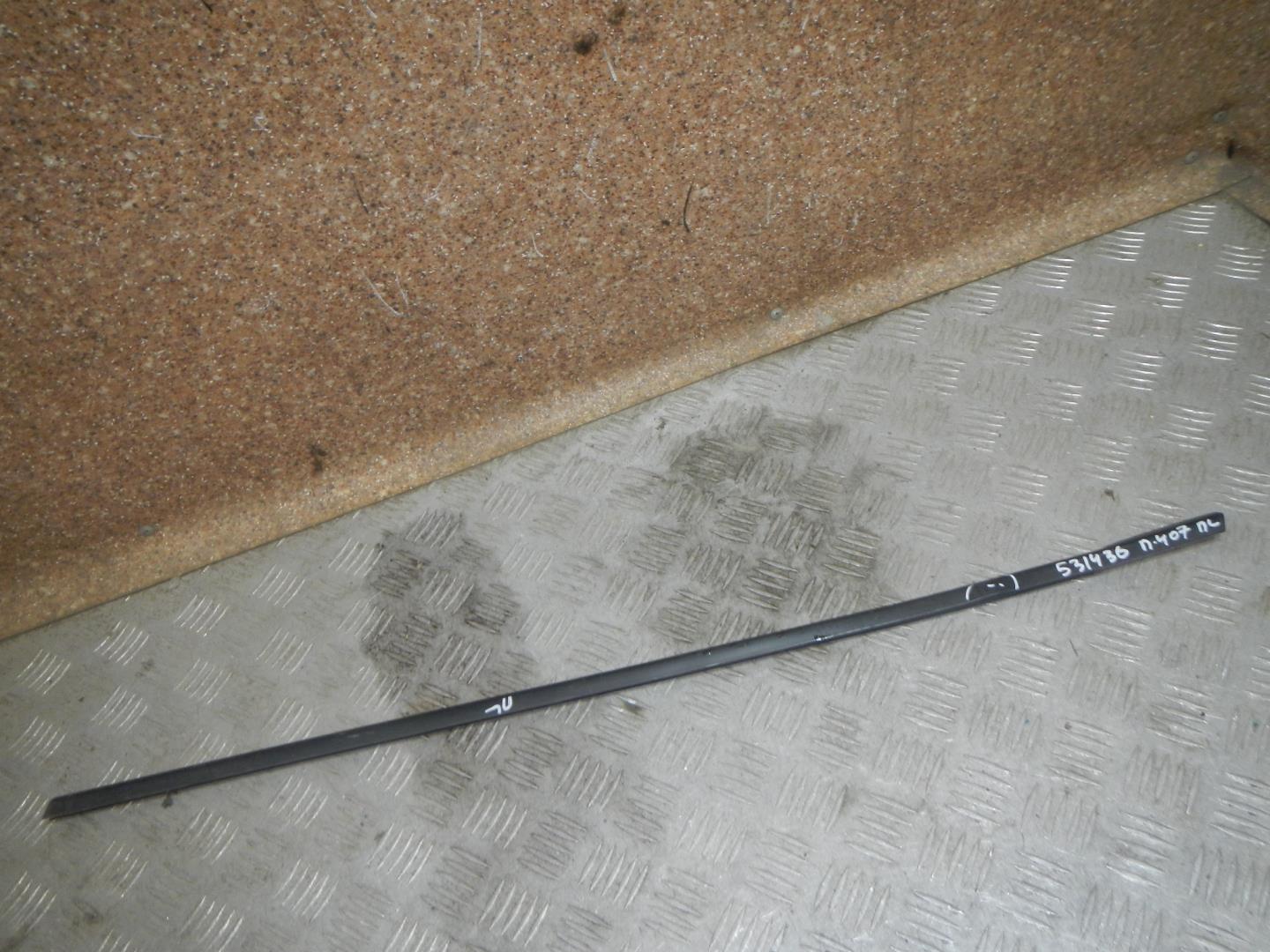 Накладка лобового стекла левая