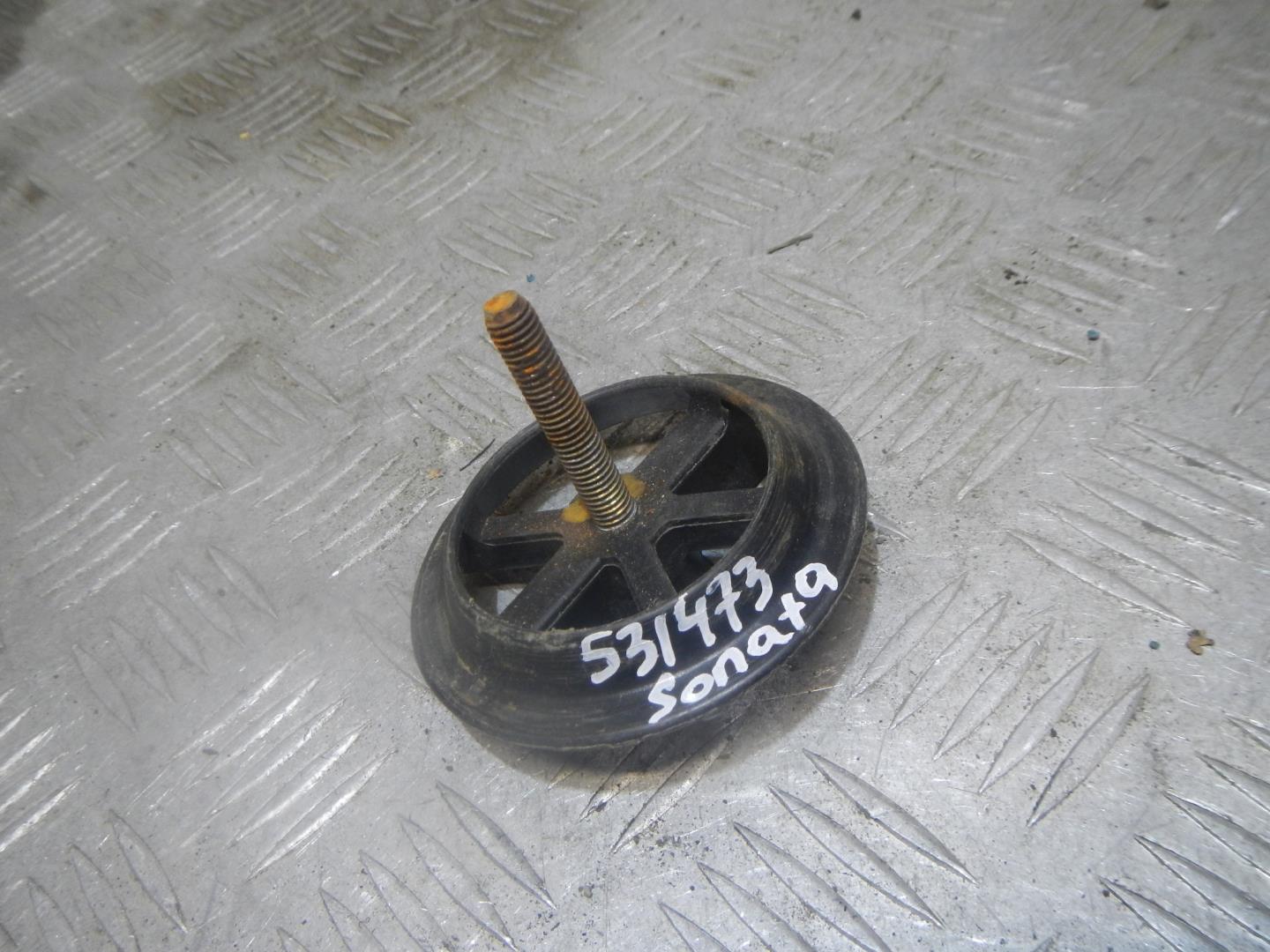 Болт крепления запасного колеса