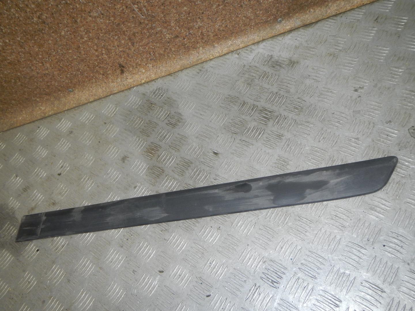 Молдинг задней левой двери