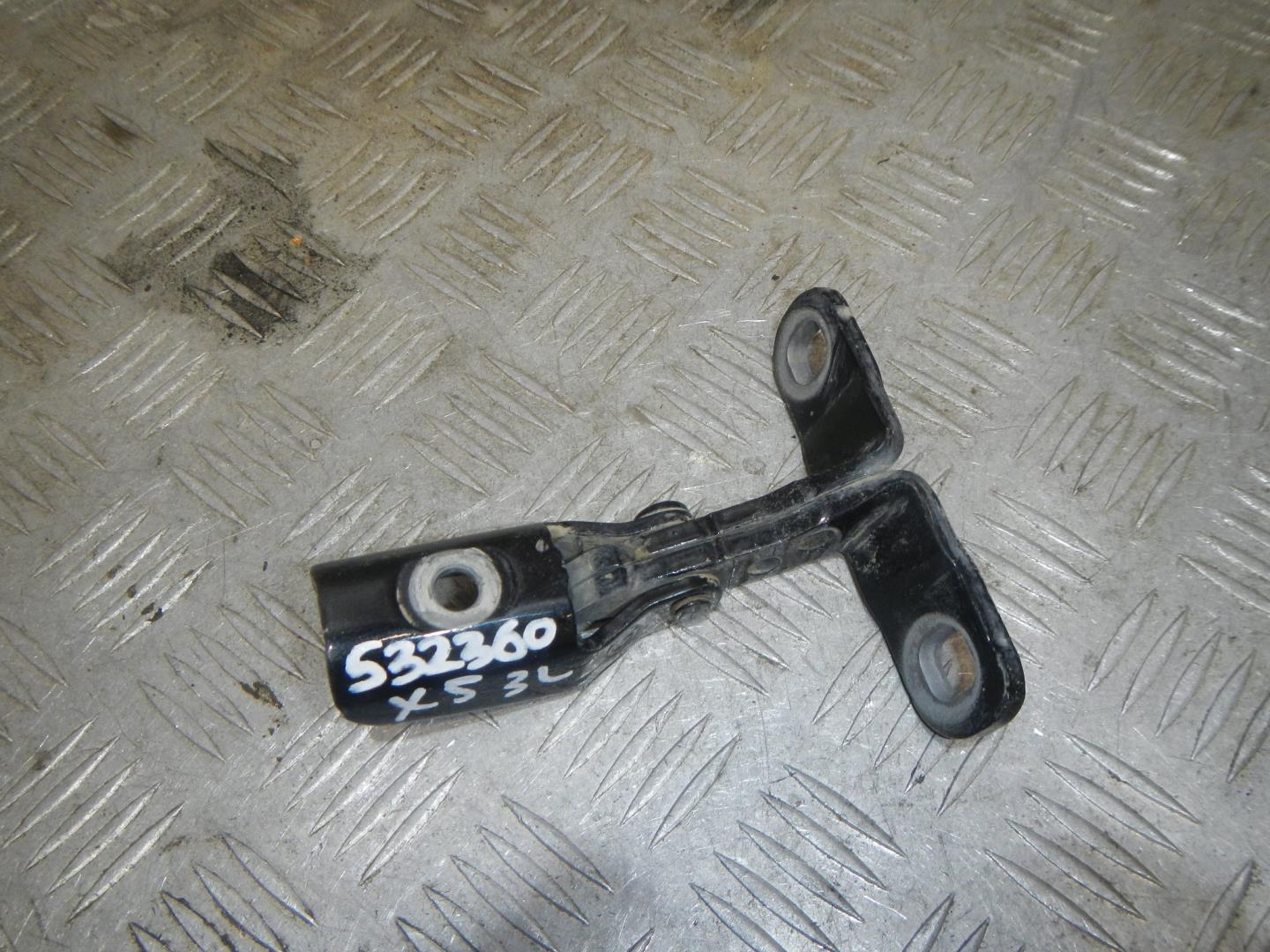 Петля двери багажника