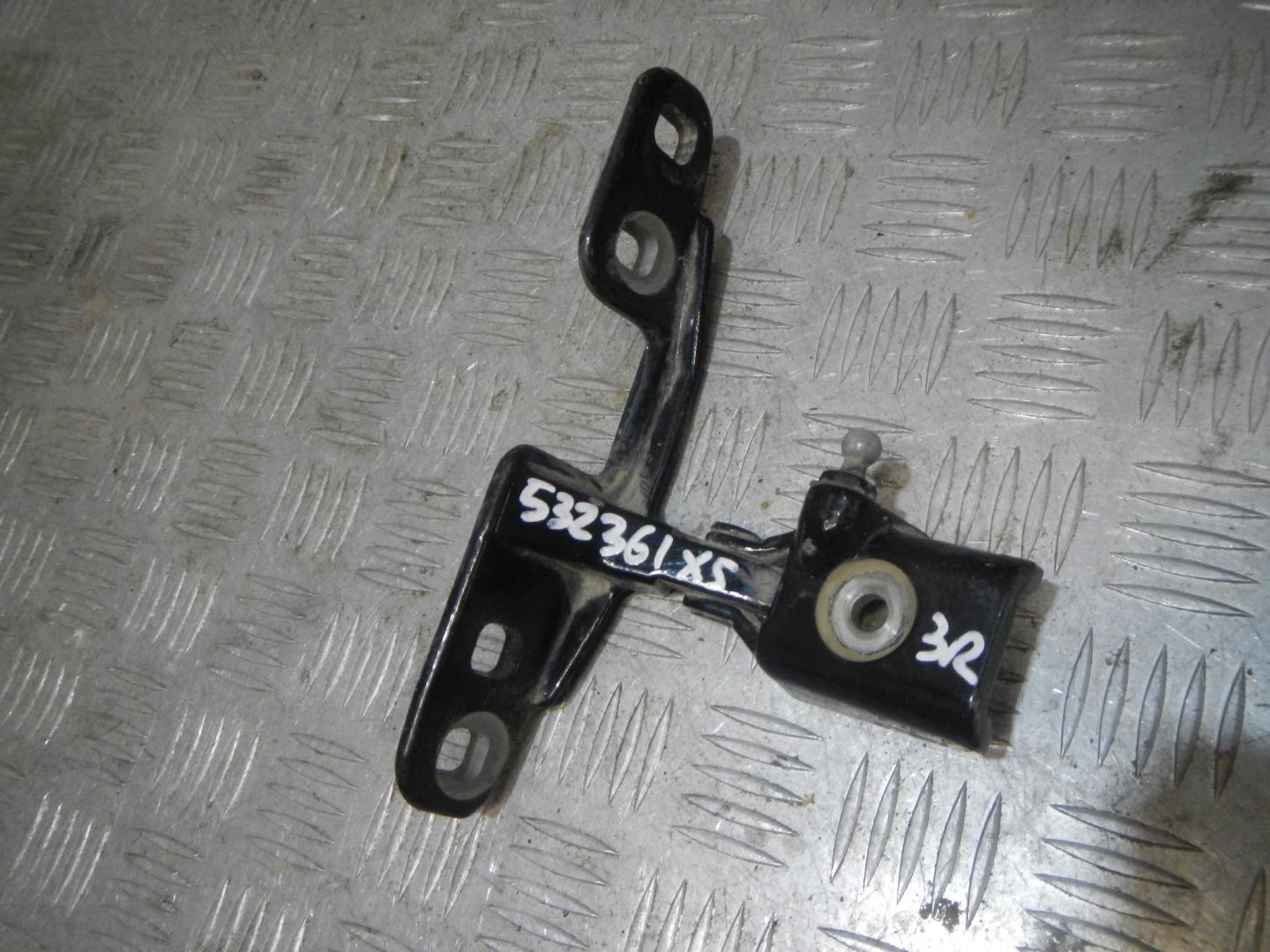 Петля двери багажника