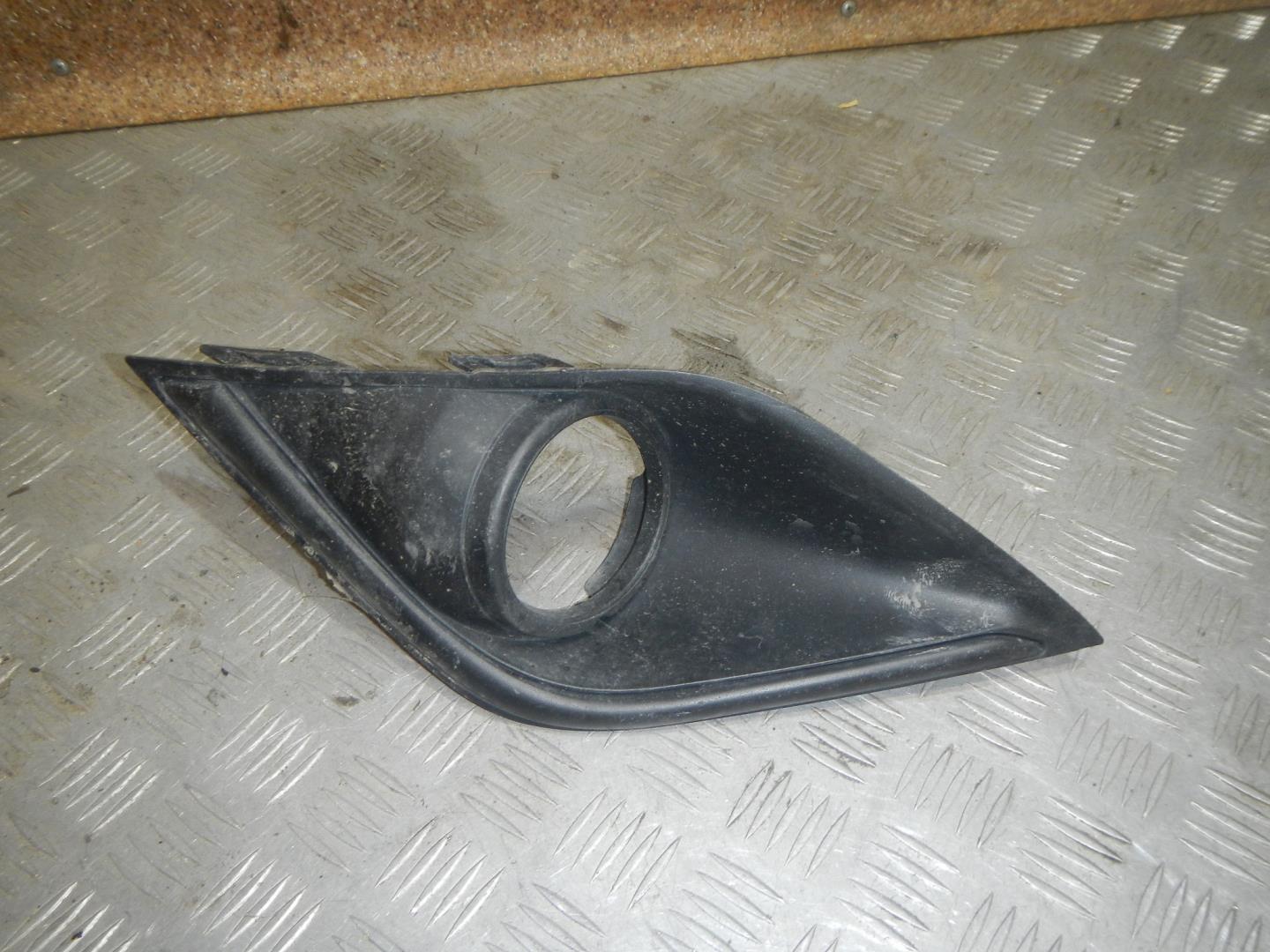 Рамка противотуманной фары левой