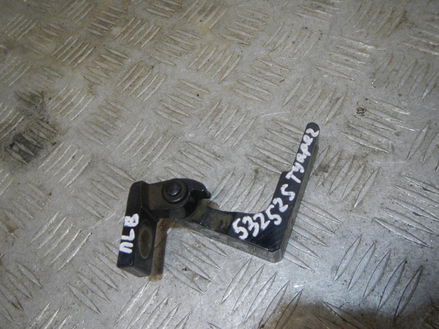 Петля двери передней левой верхняя