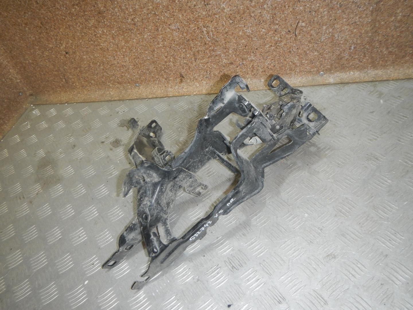 Кронштейн фар правый