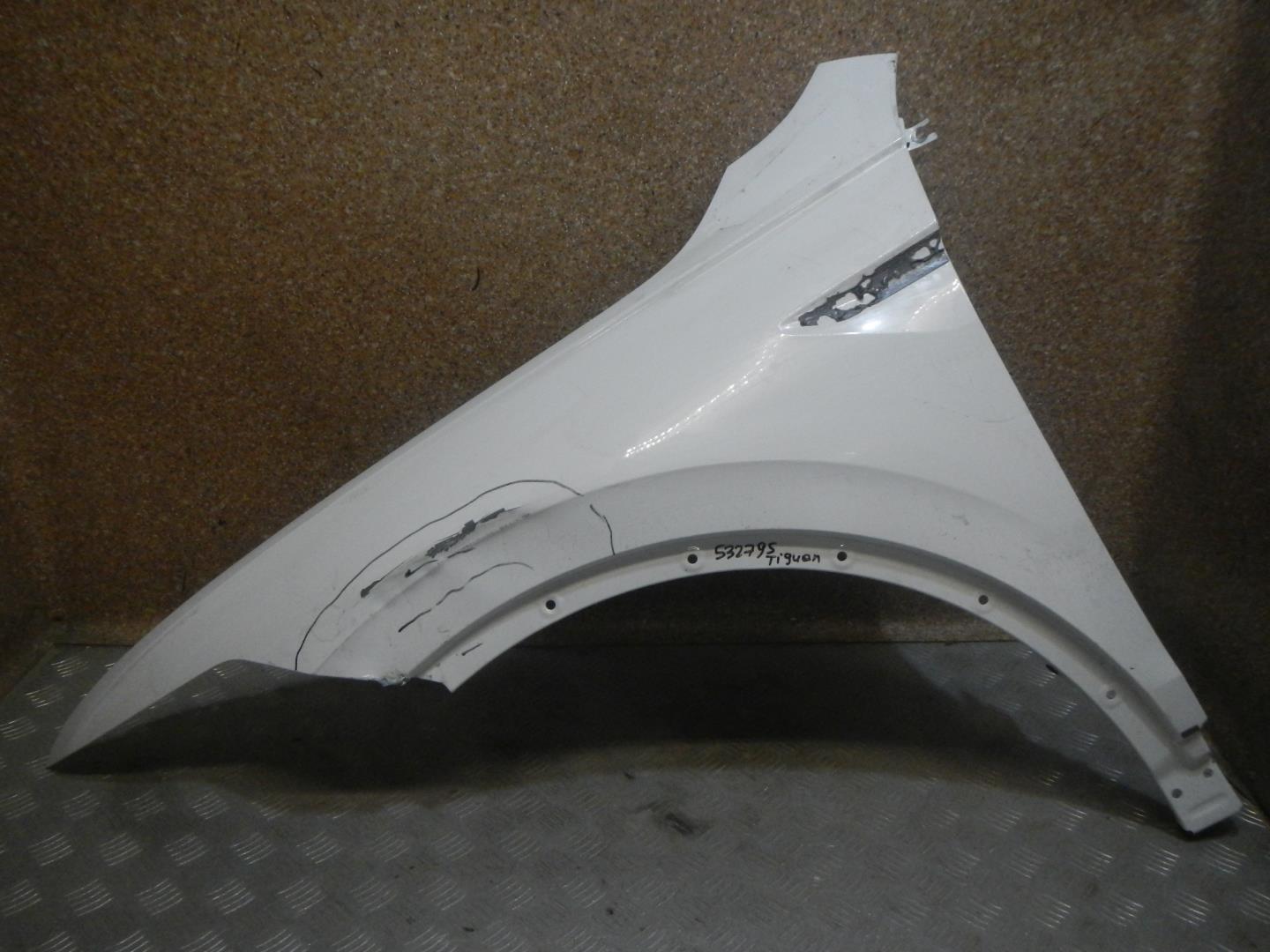 Крыло переднее левое