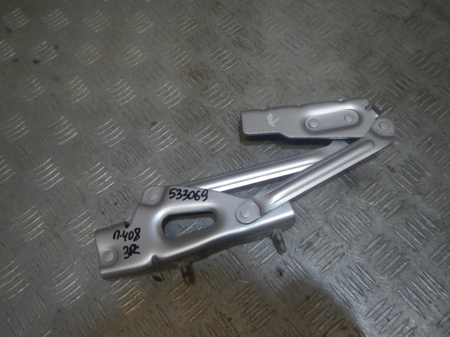 Петля крышки багажника