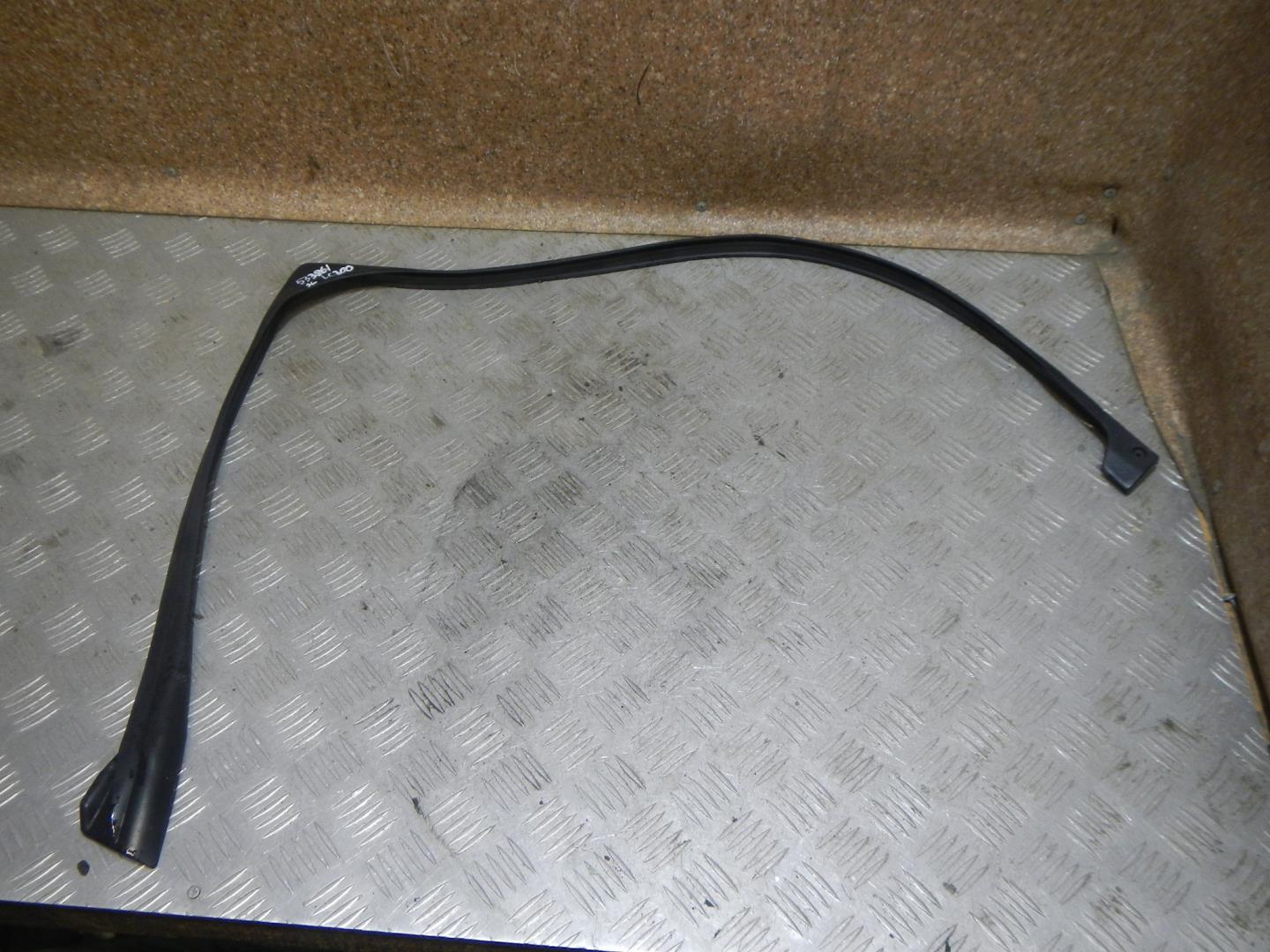 Уплотнитель задней левой двери