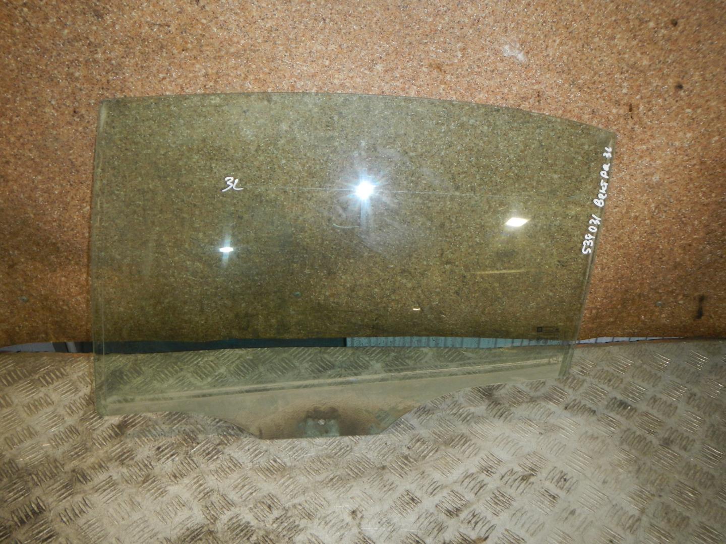 Стекло двери задней левой