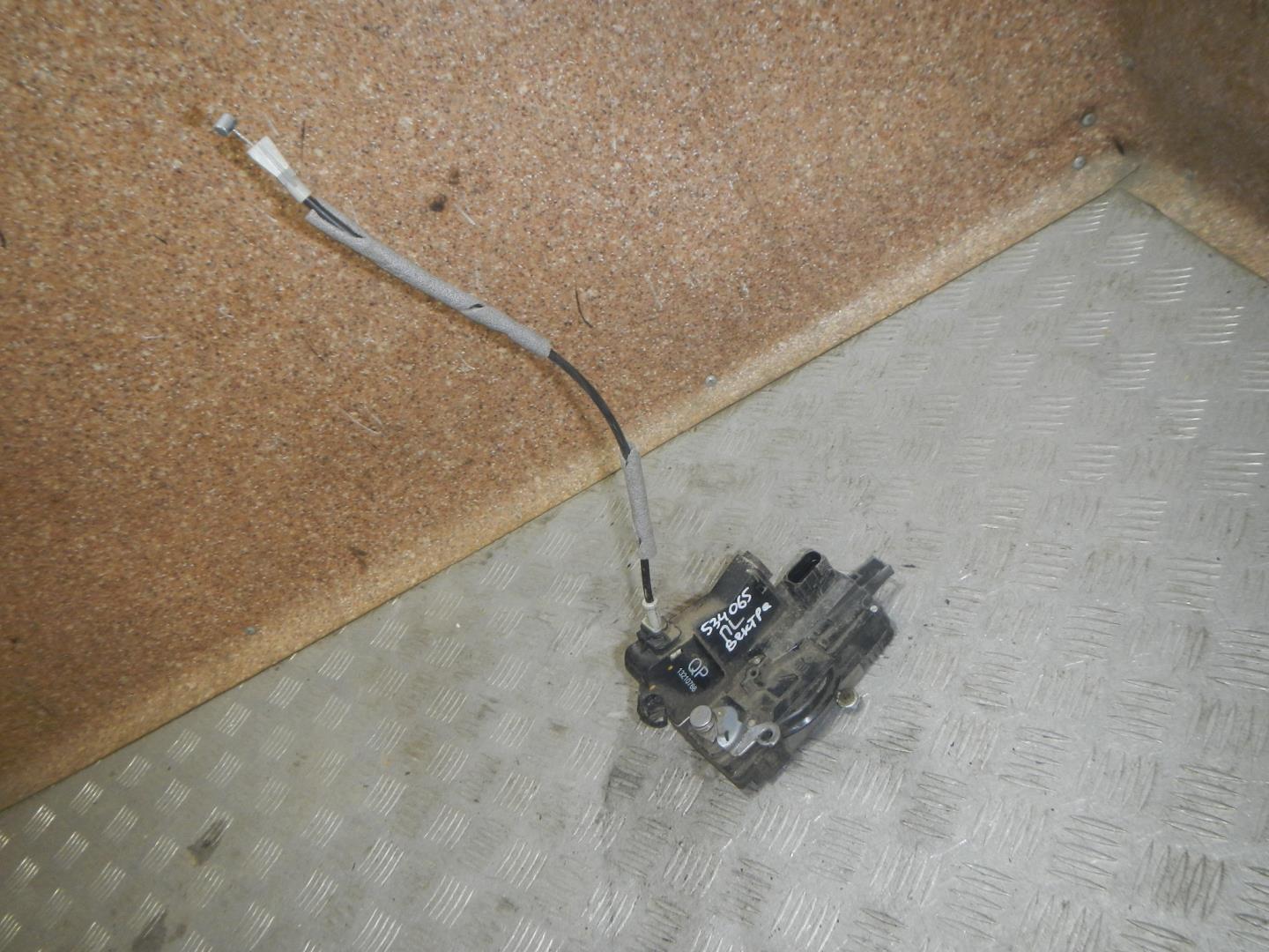 Замок двери передней левой