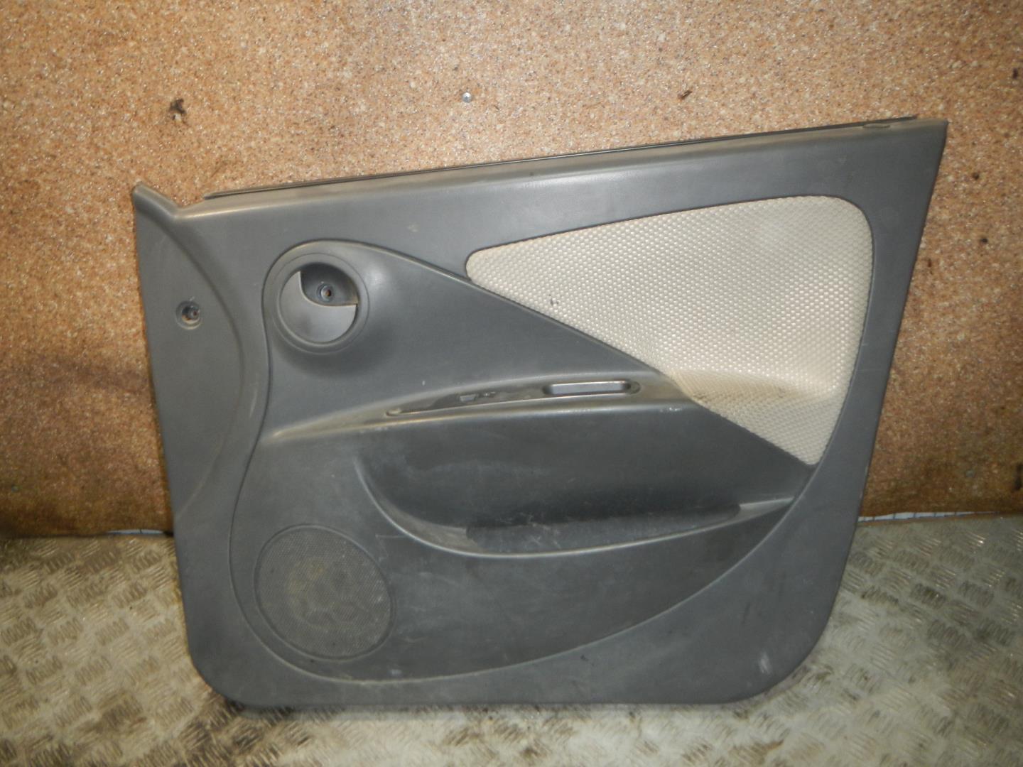 Обшивка двери передней правой