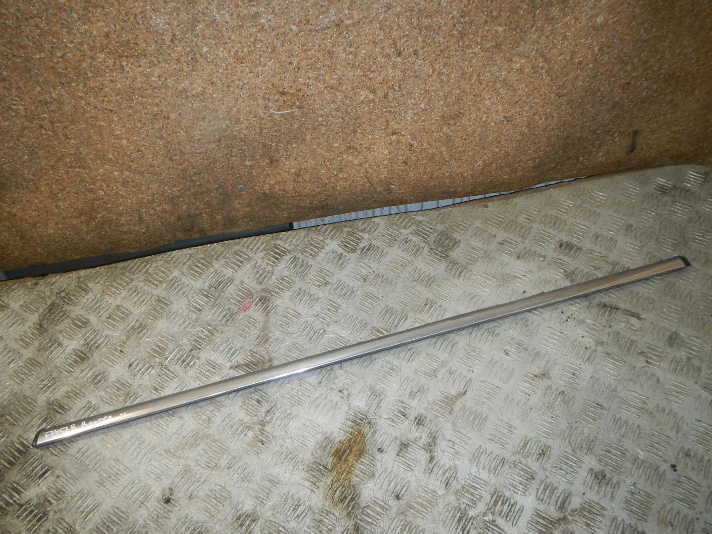 Накладка стекла заднего левого