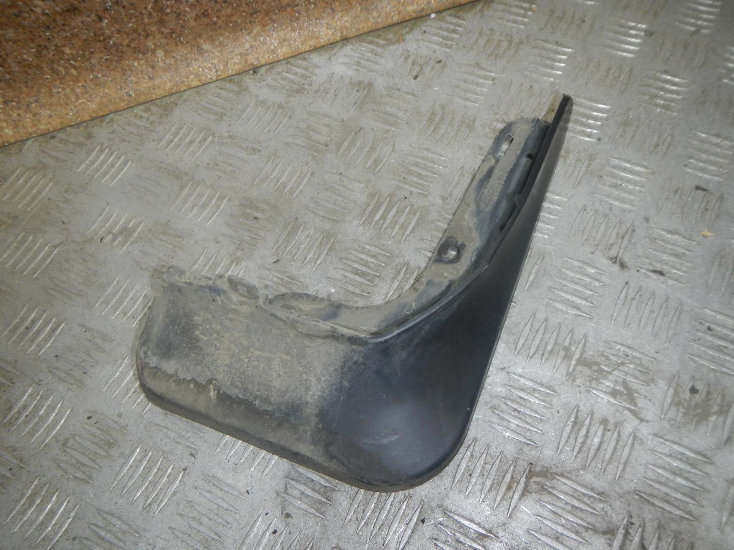 Брызговик передний правый