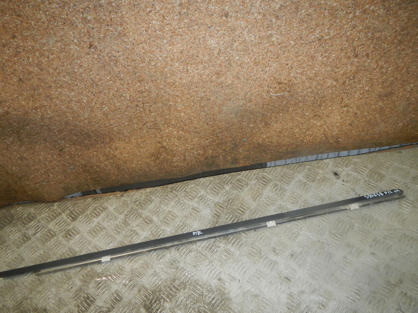 Накладка стекла переднего правого