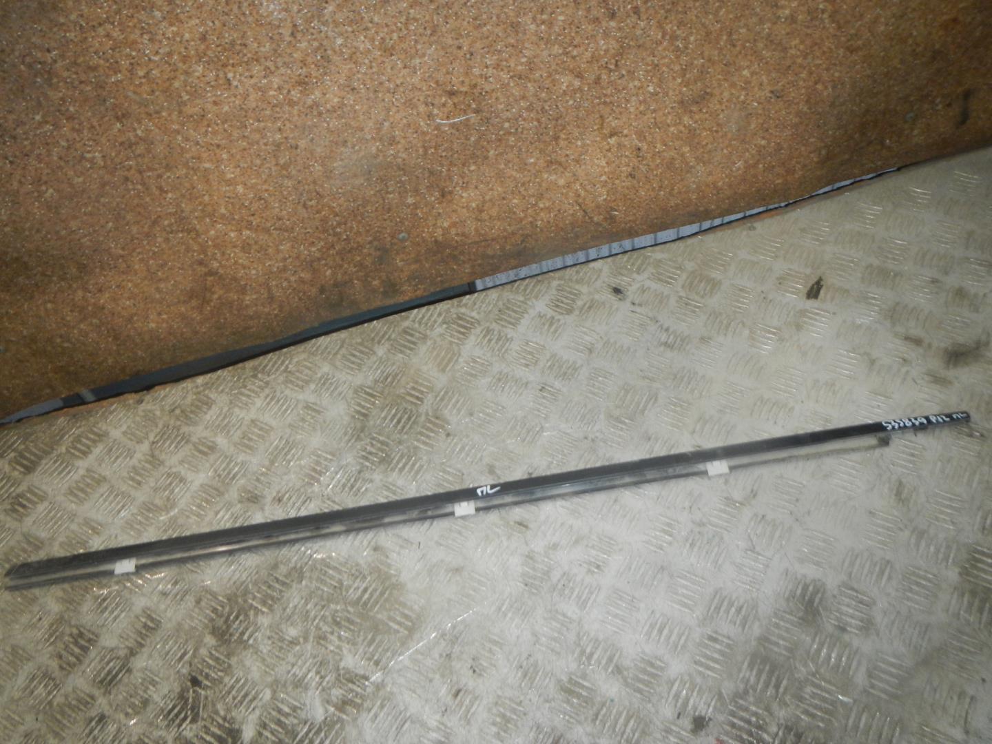 Накладка лобового стекла левая