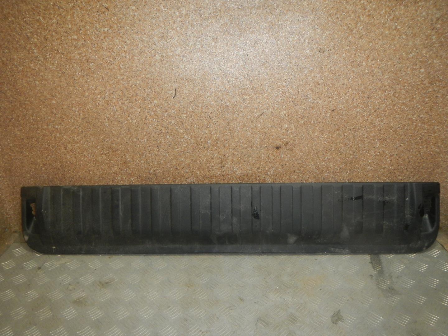 Обшивка двери багажника