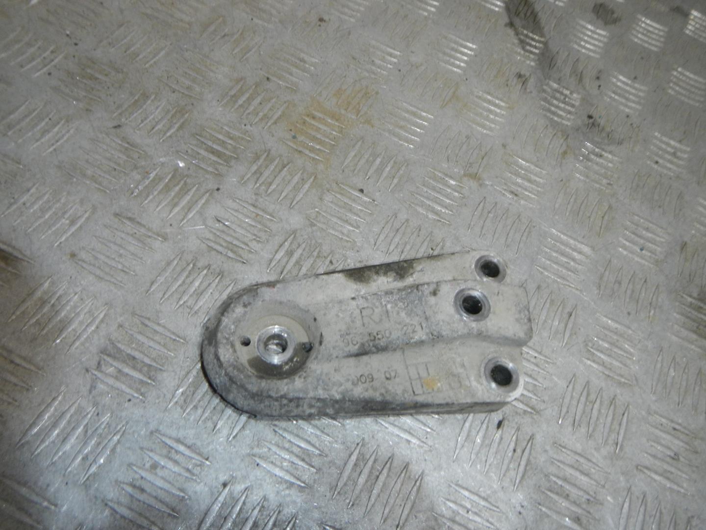 Кронштейн опоры двигателя