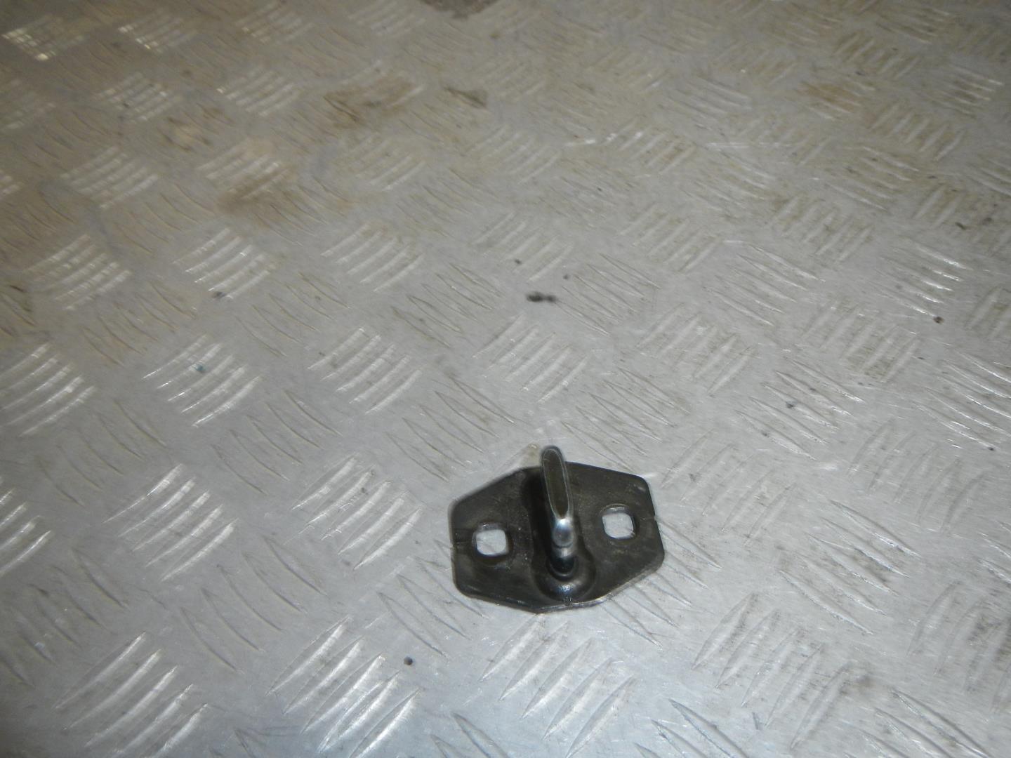 Ответная часть замка багажника