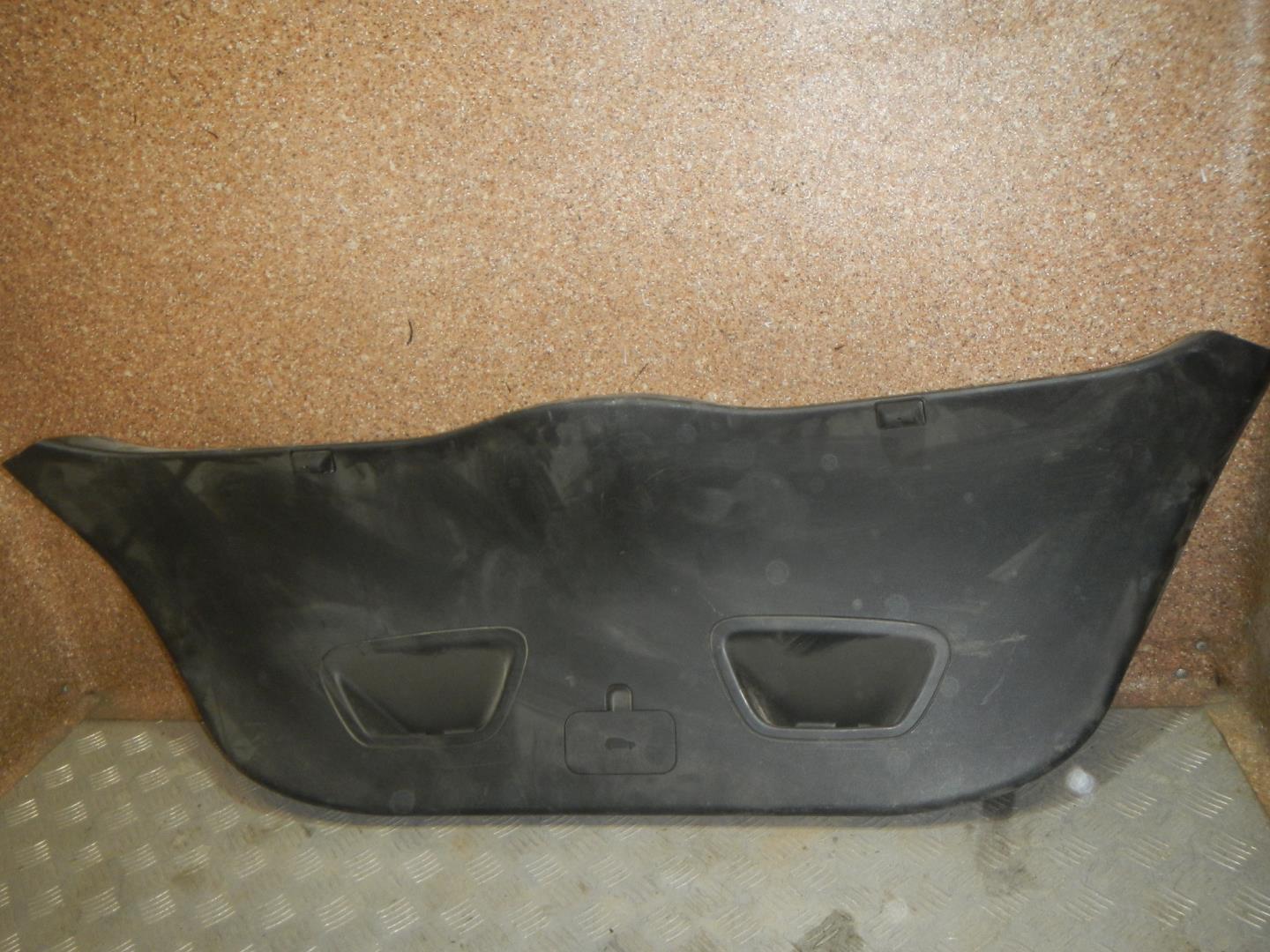 Обшивка двери багажника