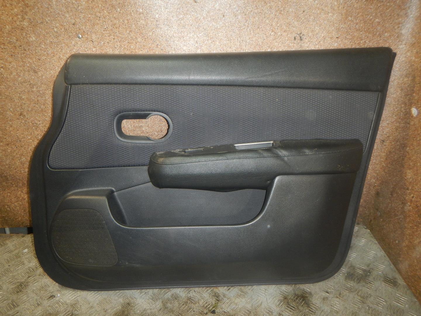 Обшивка двери передней правой