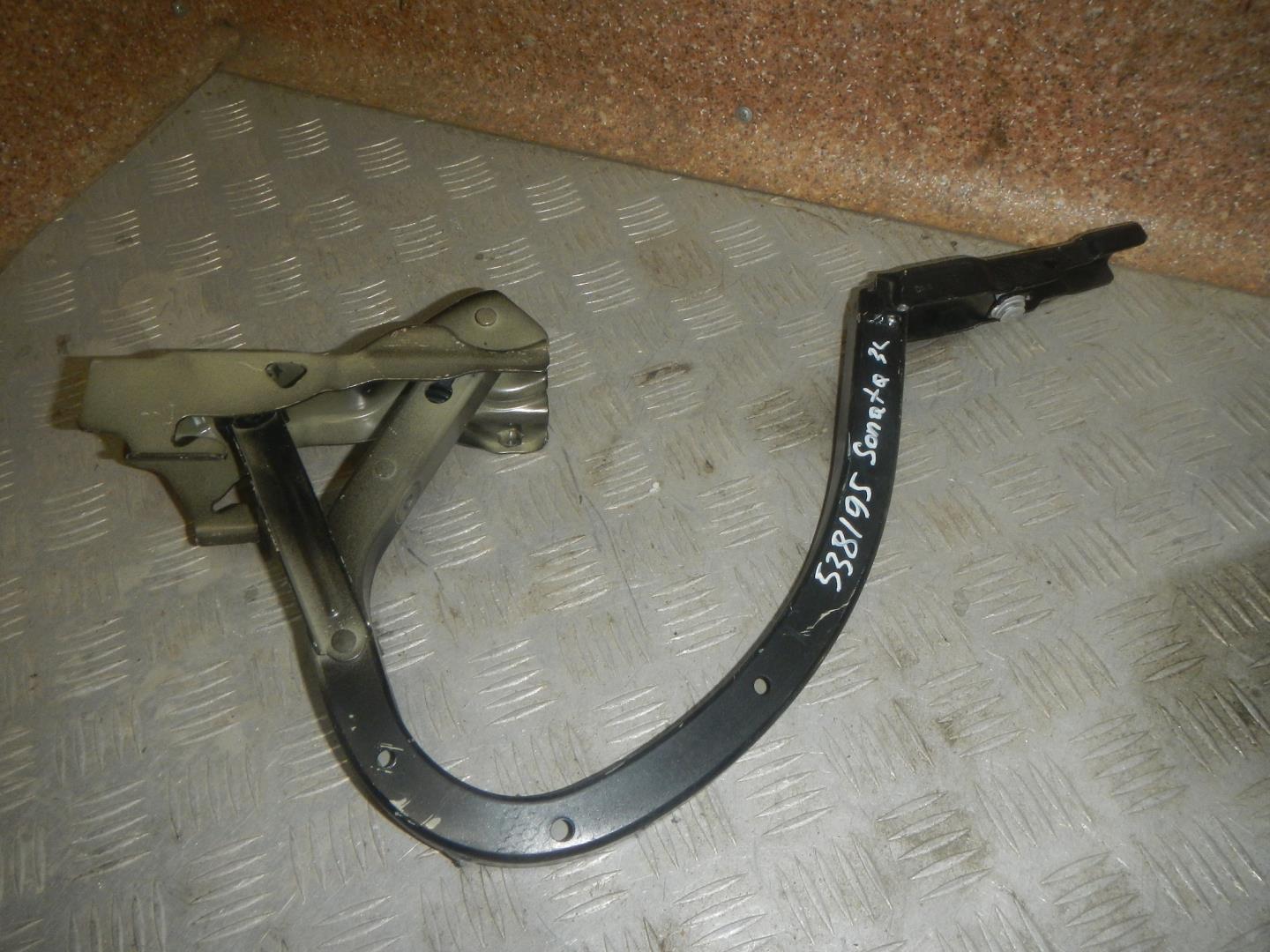 Петля крышки багажника