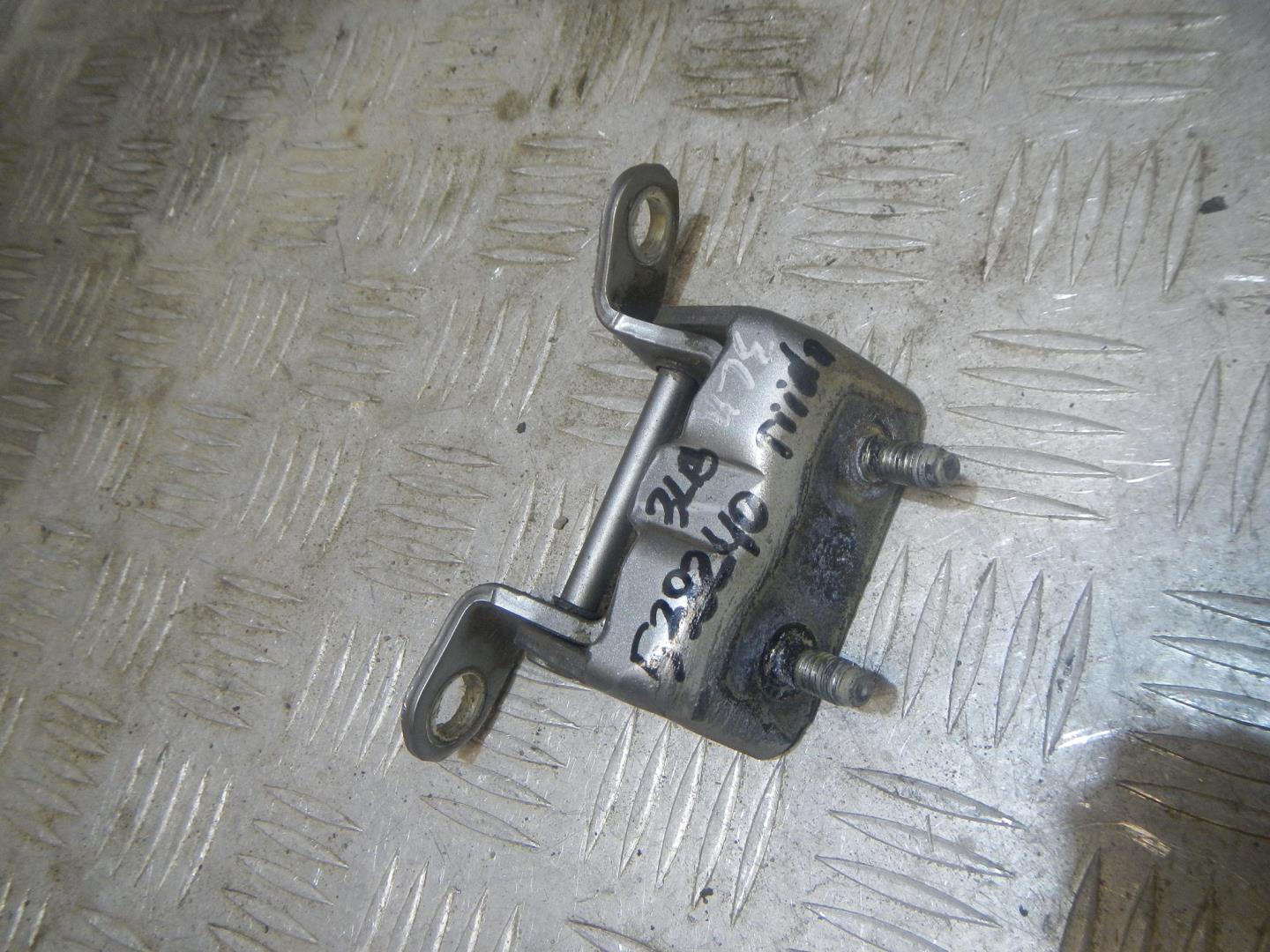 Петля двери задней левой верхняя