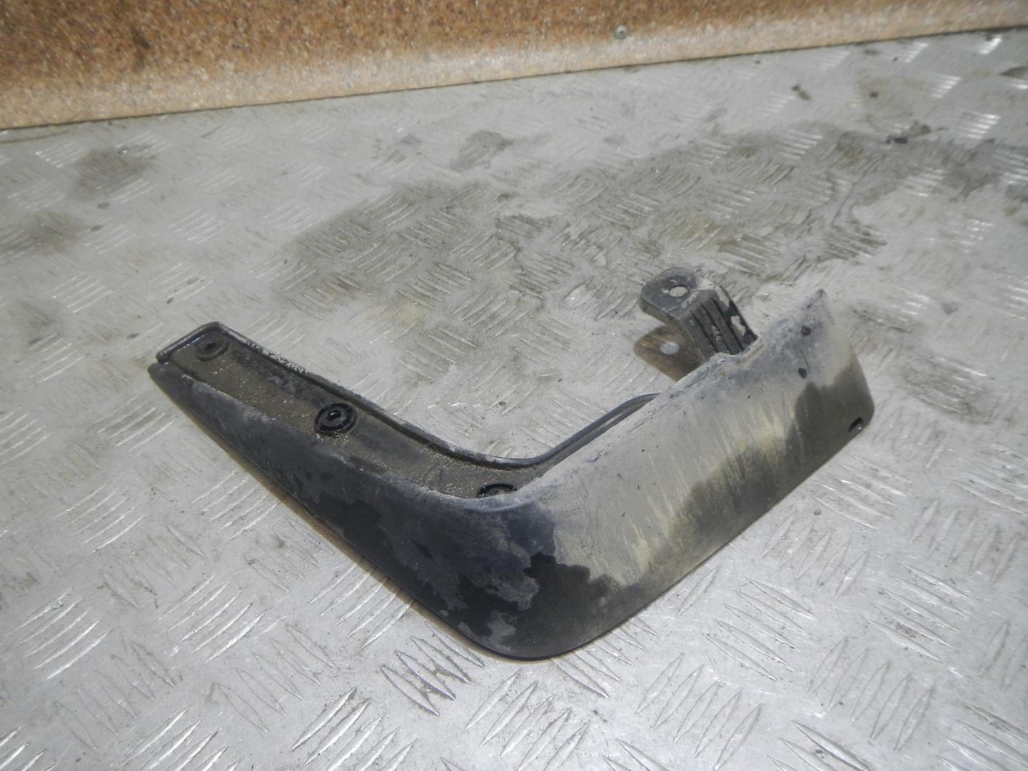 Брызговик передний левый