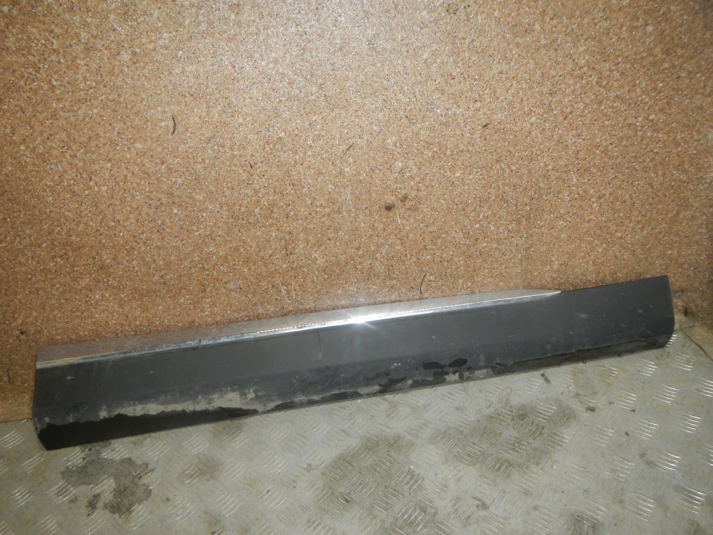 Молдинг передней правой двери