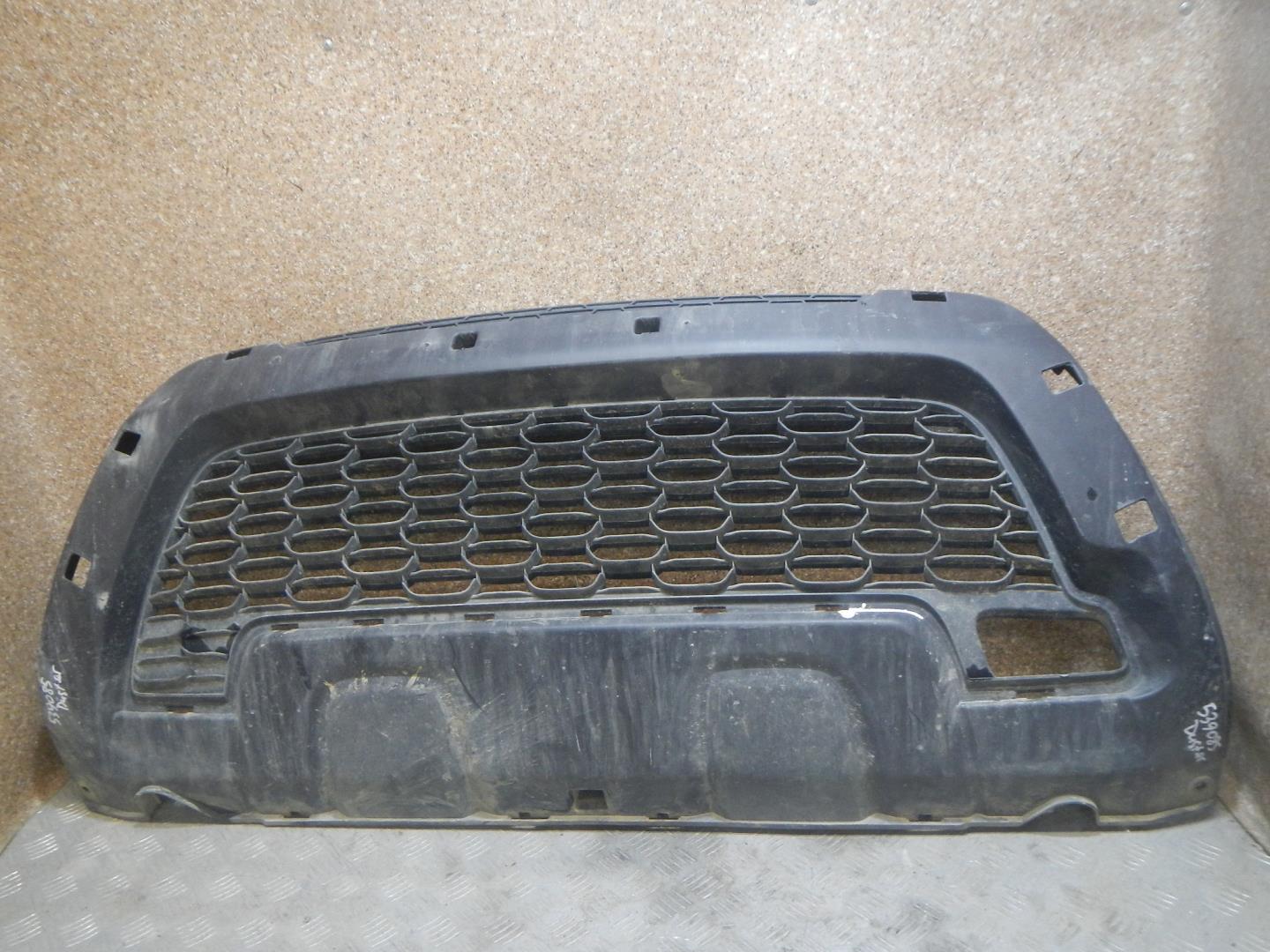 Решетка в бампер центральная