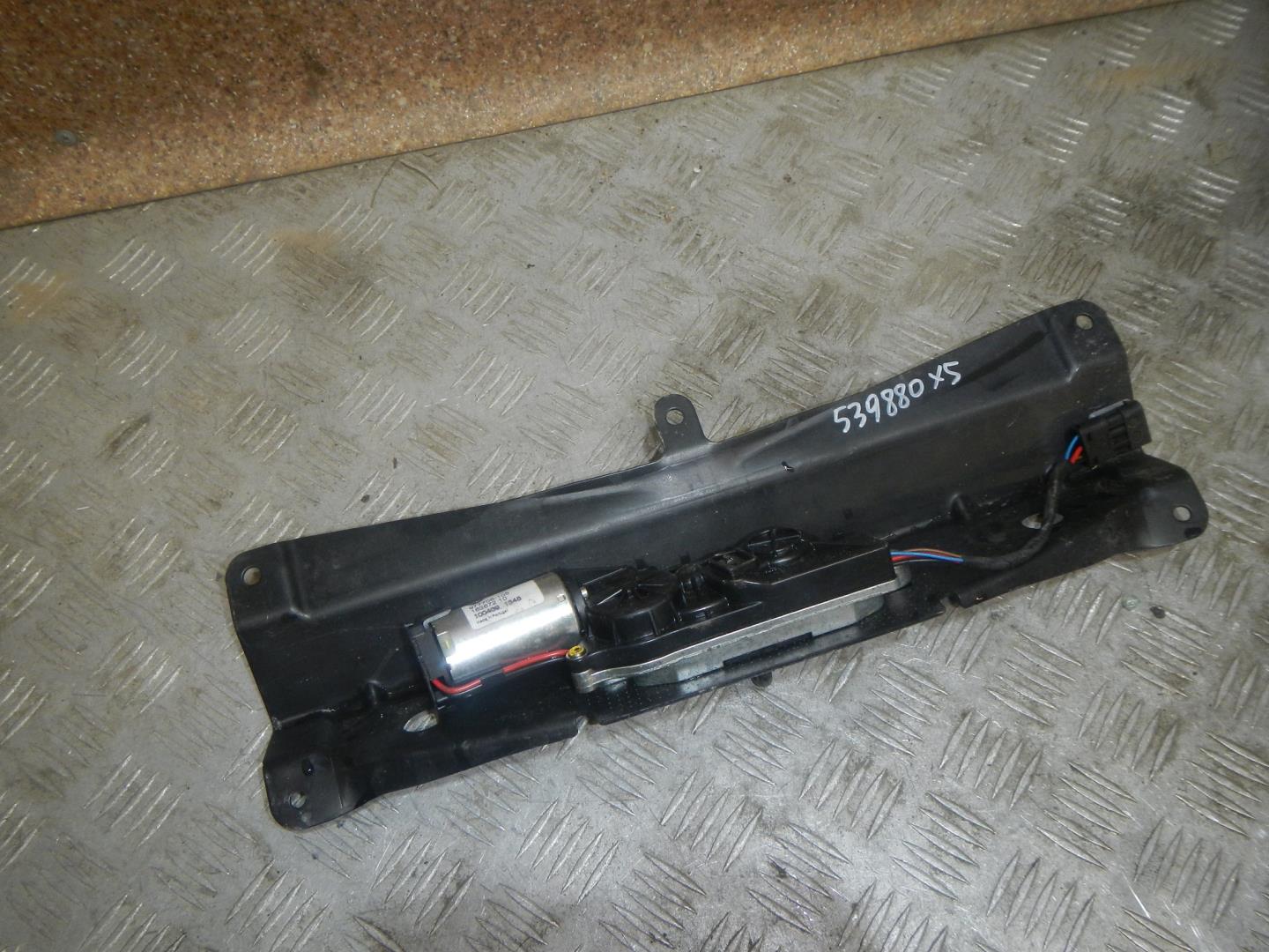 Ответная часть замка багажника