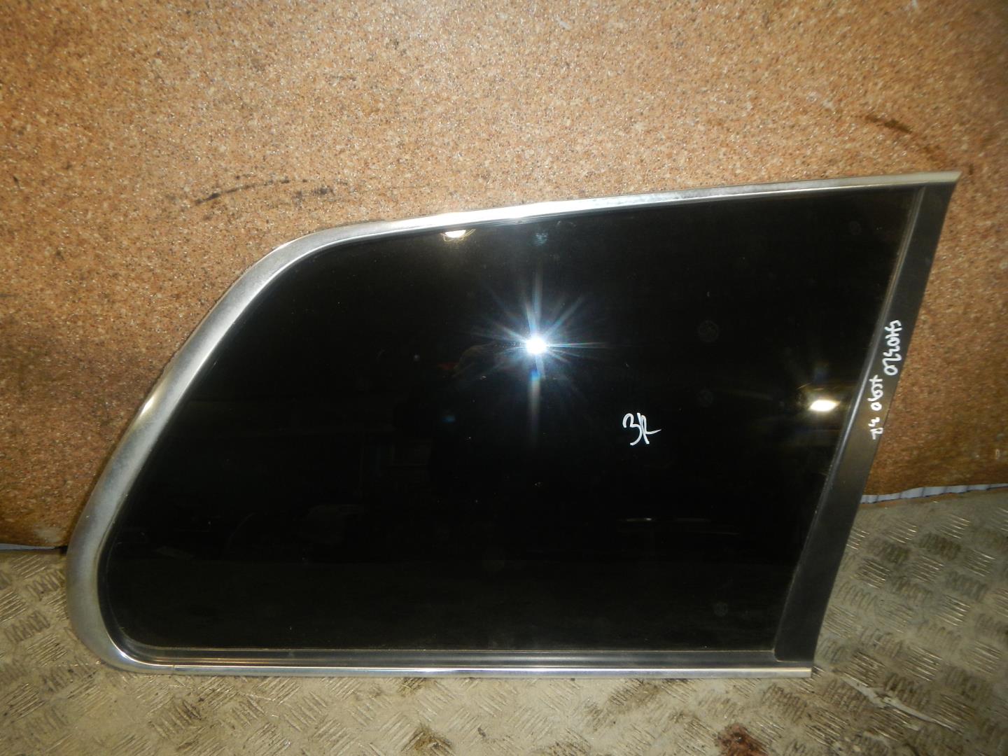 Стекло кузовное глухое правое