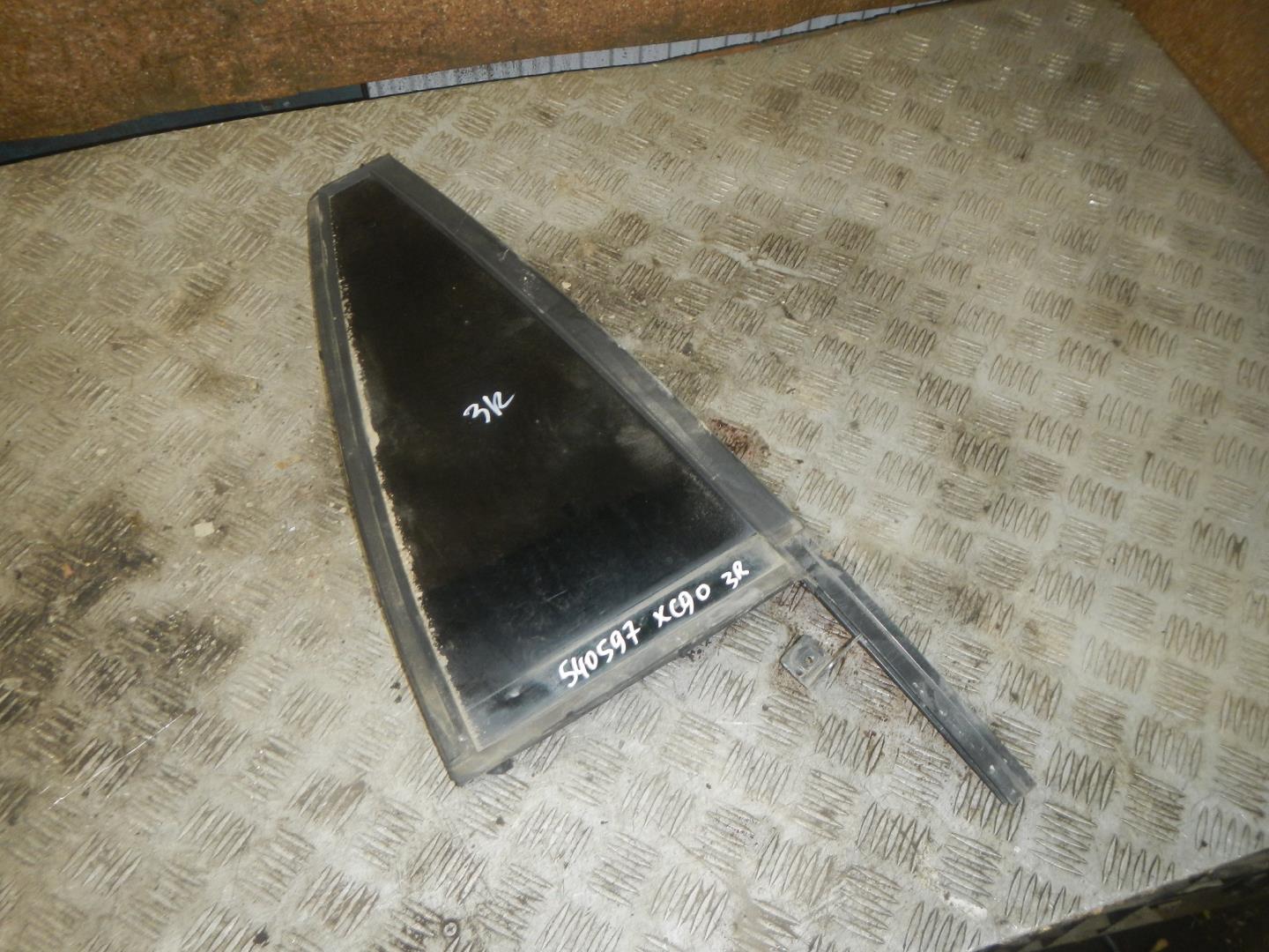 Стекло двери задней правой (форточка)