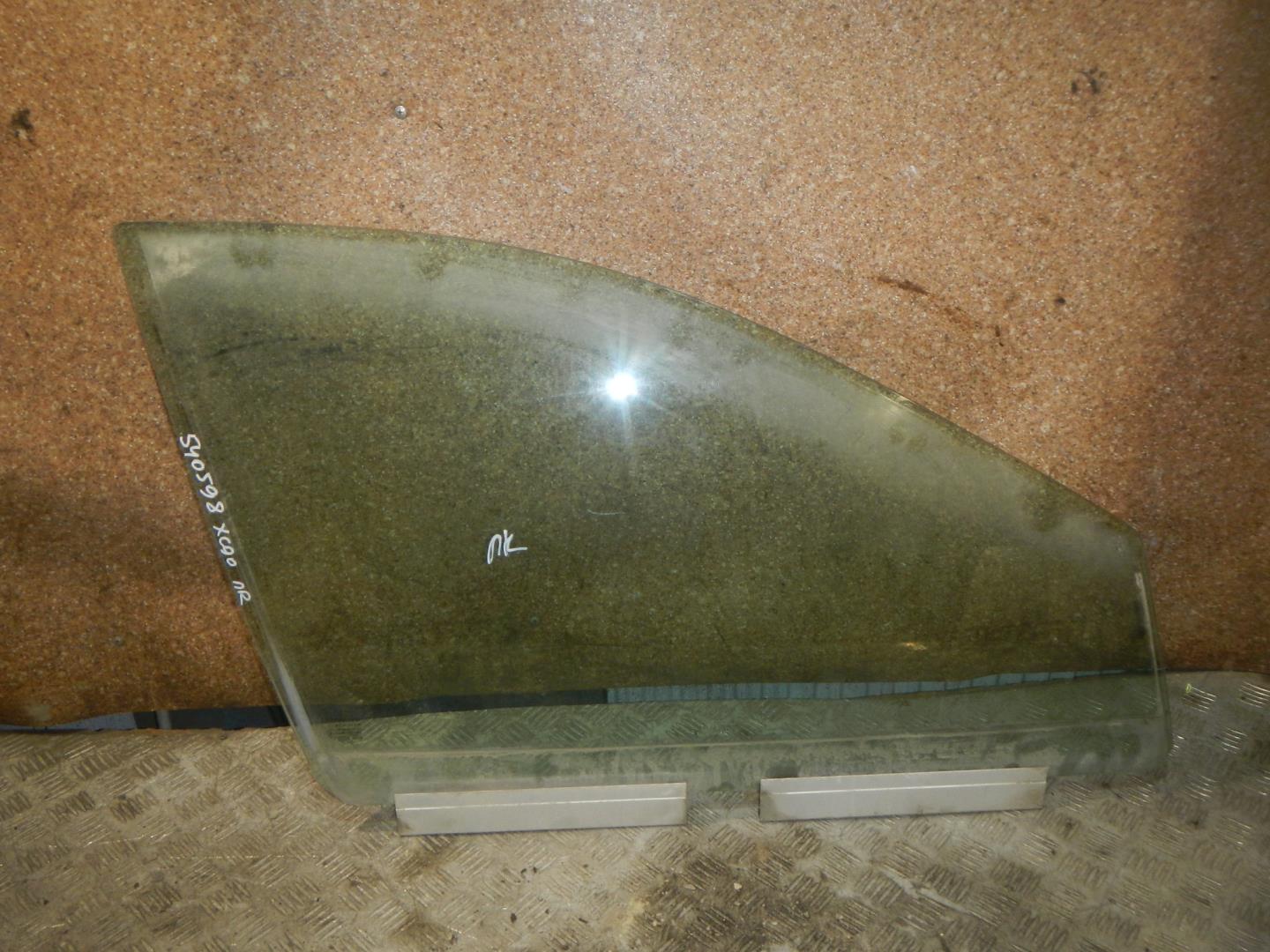 Стекло двери передней правой