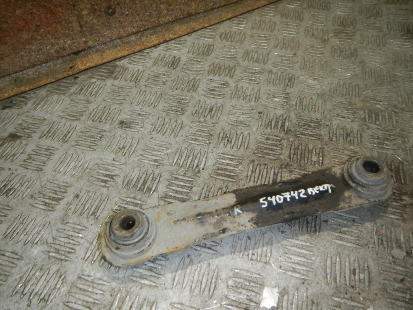 Рычаг задний нижний правый