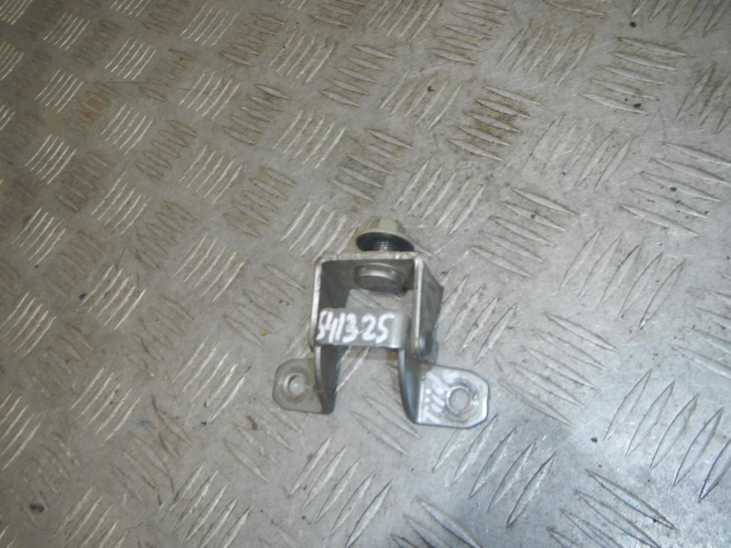 Петля двери багажника