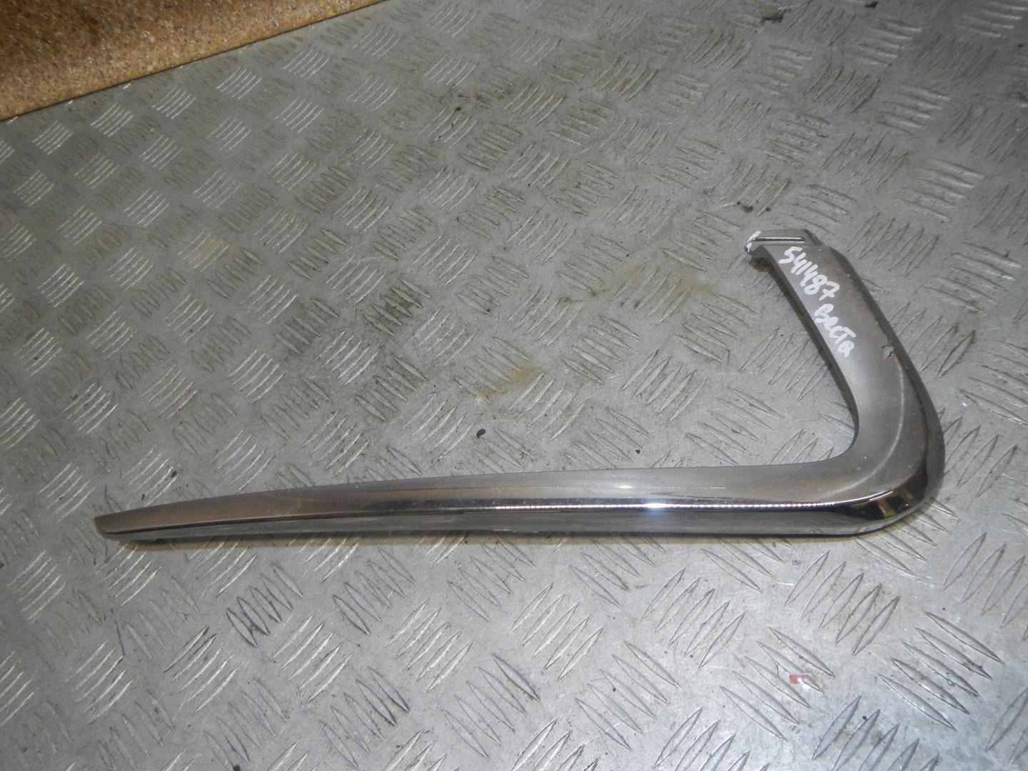 Молдинг переднего бампера левый