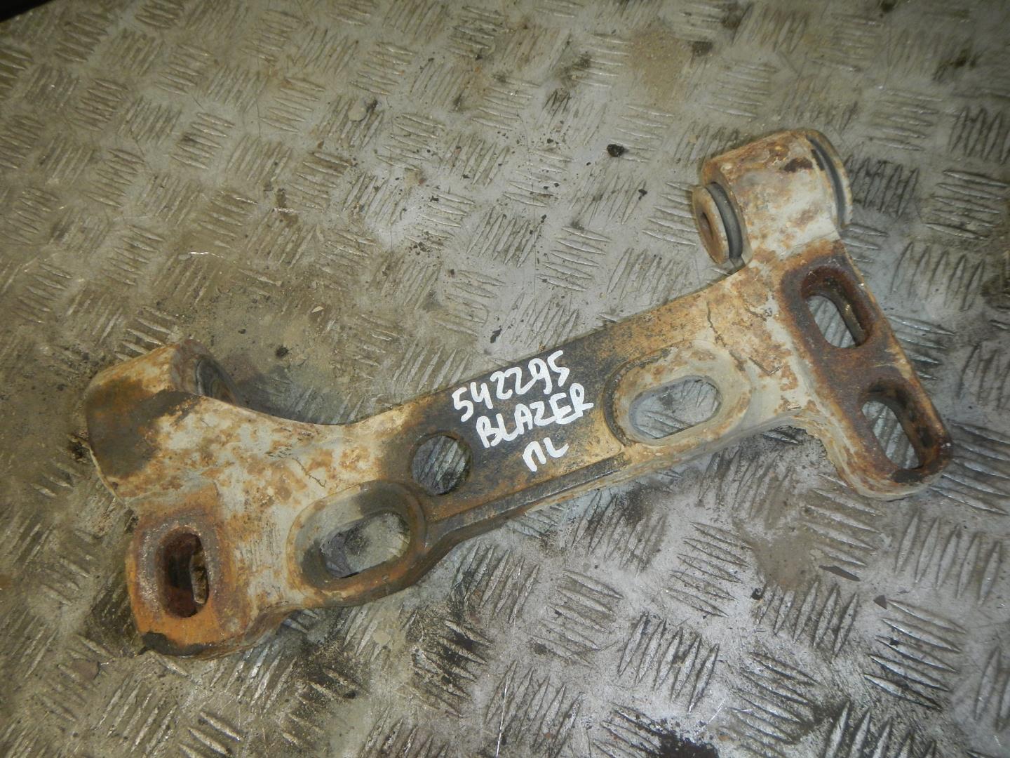 Рычаг передний левый