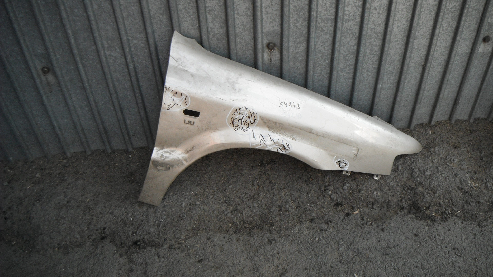 Крыло переднее правое