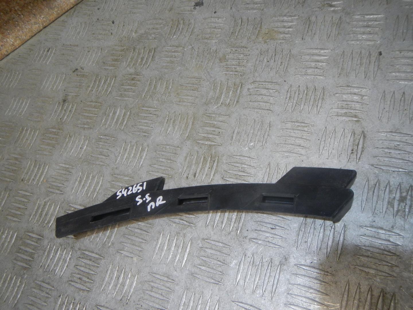 Кронштейн переднего бампера правый