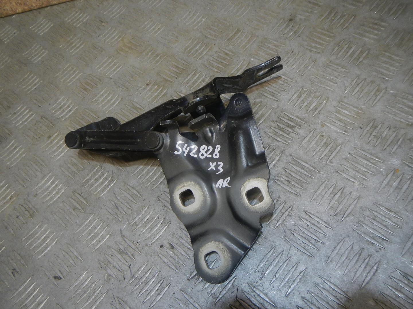 Петля капота правая