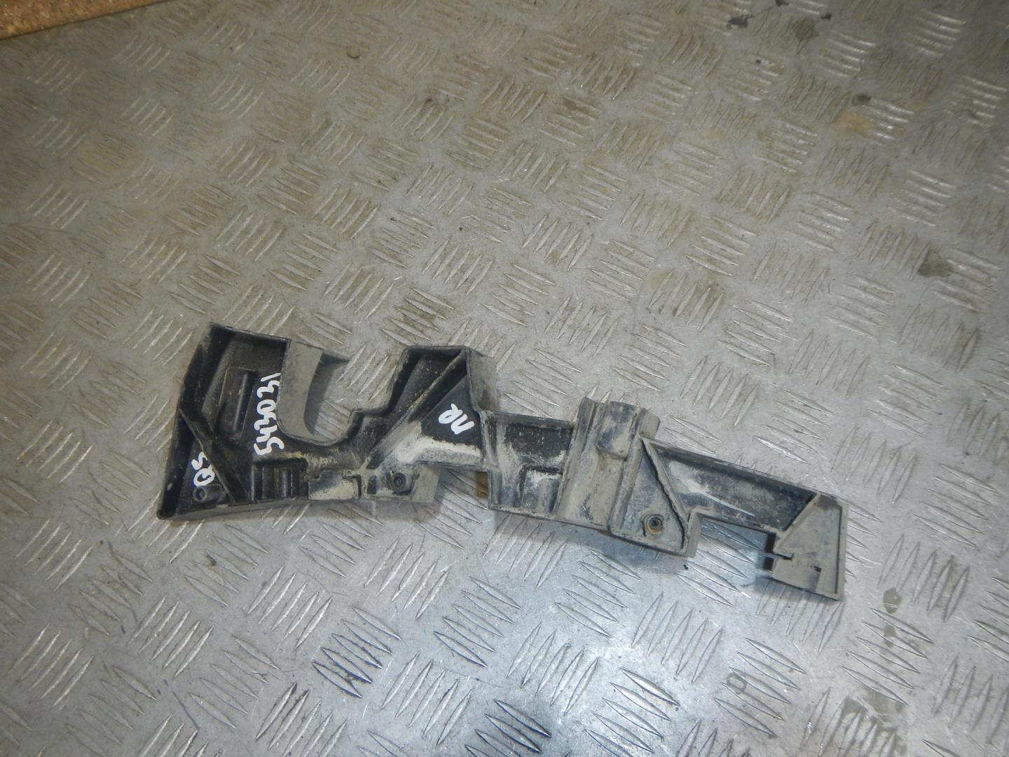 Кронштейн переднего бампера правый