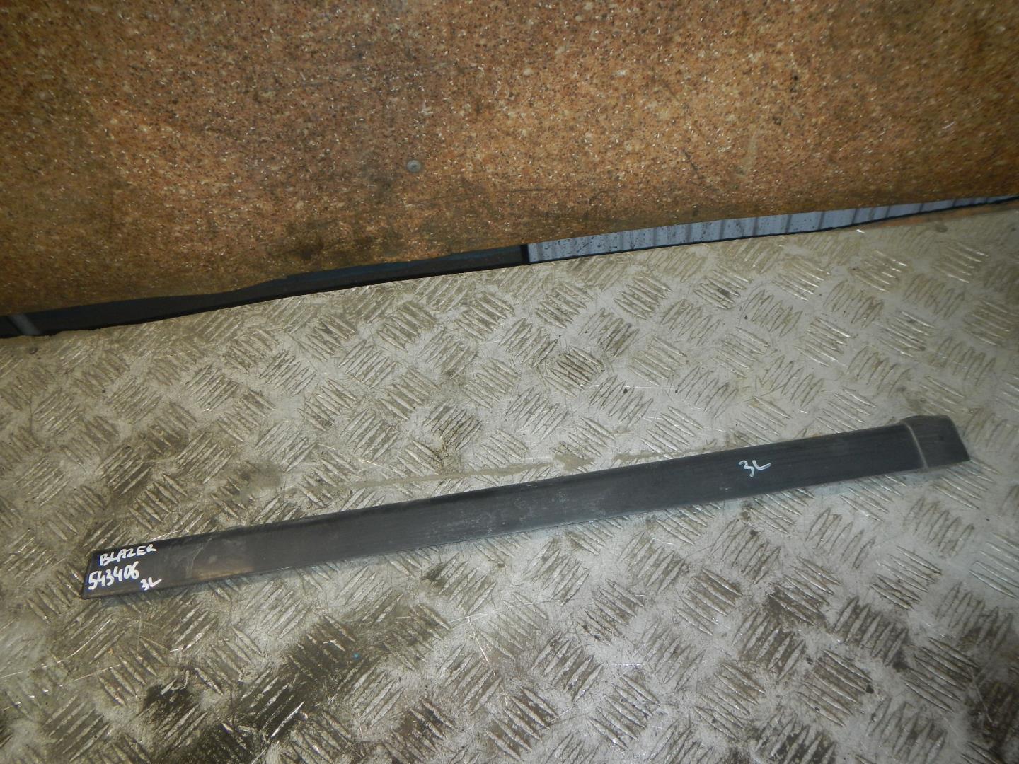 Накладка стекла заднего левого