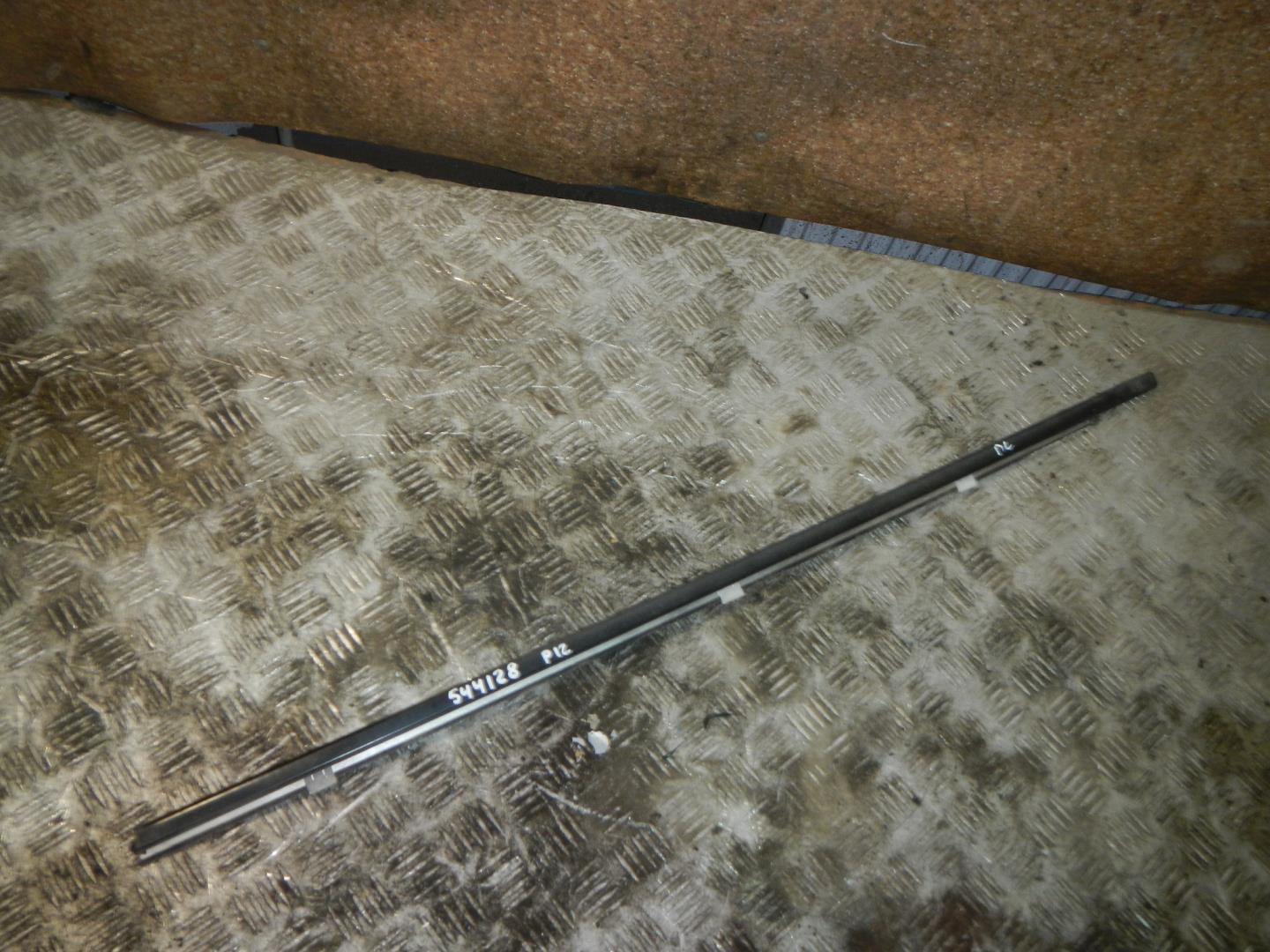 Накладка лобового стекла левая