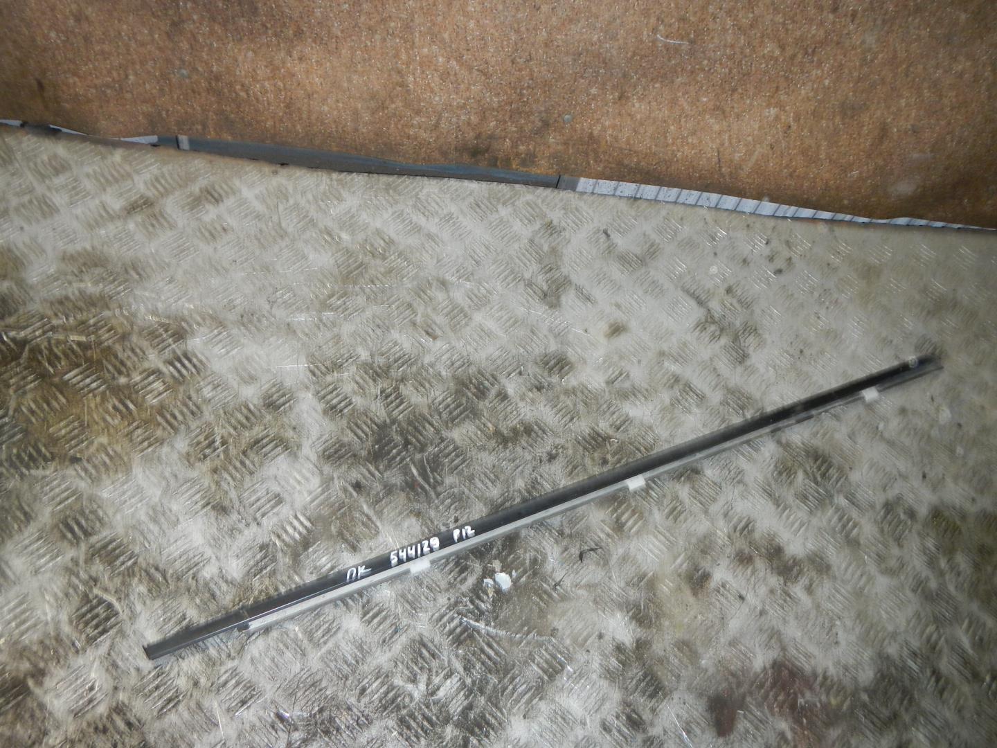 Накладка стекла переднего правого