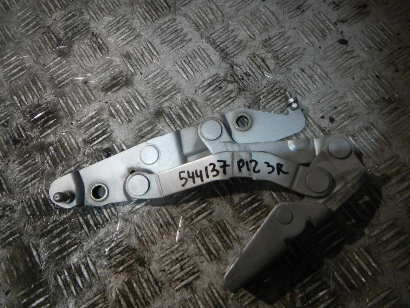 Петля крышки багажника